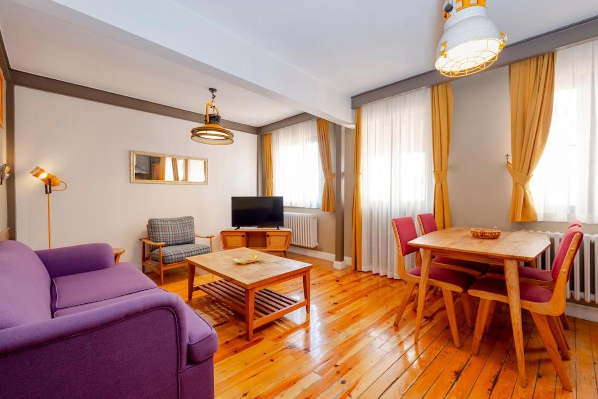Cosy With Lofty Ceilings *